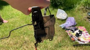 БМВ Е34 Замена сервопривода (активатора, актуатора) переднего замка двери BMW E34