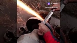 мужичёк делает нож из подшипника