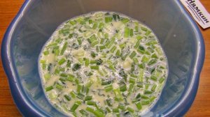 Омлет на молоке с петрушкой, репчатым и зелёным луком на сковороде