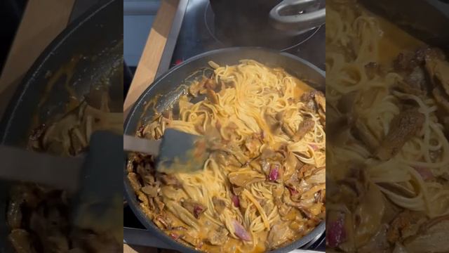 Мы обжарили остатки нашей вкусной утки с луком и параллельно приготовили немного лапши рамен с горст