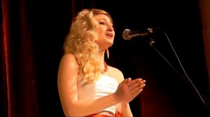 Красиво поет Ария Джильды из оперы Риголетто