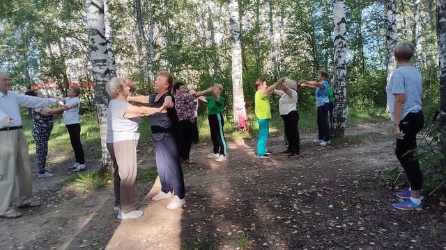 Общеукрепляющая зарядка на свежем воздухе. Упражнение в парах