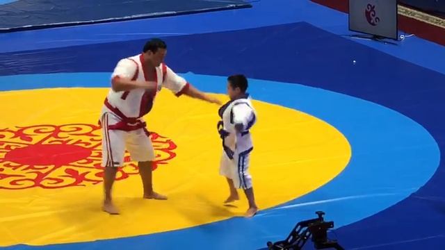 Мальчик Мадияр победил Улана Рыскула - видео схватки смотреть онлайн