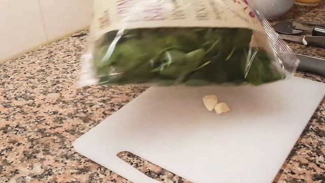СЛОЙКИ С ВЕТЧИНОЙ И СЫРОМ. СЛОЙКИ СО ШПИНАТОМ И СЫРОМ #слоенаявыпечка #слойки