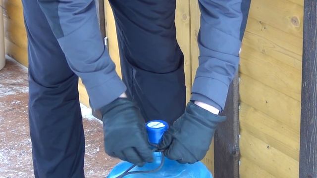 Лайфхаки. Узлы. Как сделать ручку для бутыли из веревки. Деревенский bushcraft с Proto смотреть онлайн