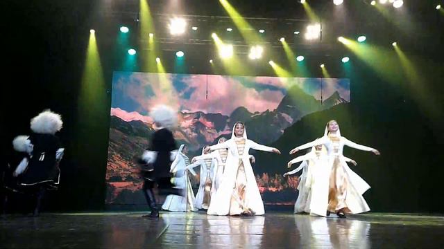 Этот дагестанский танец вызвал шквал аплодисментов. И действительно, аплодировать было за что... смотреть онлайн