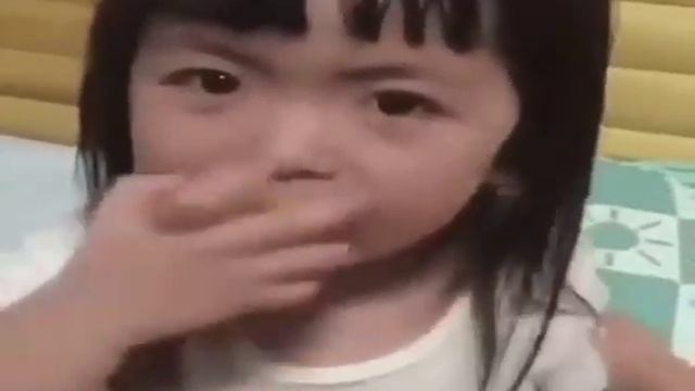 Плакса вытирает лицо смотреть онлайн