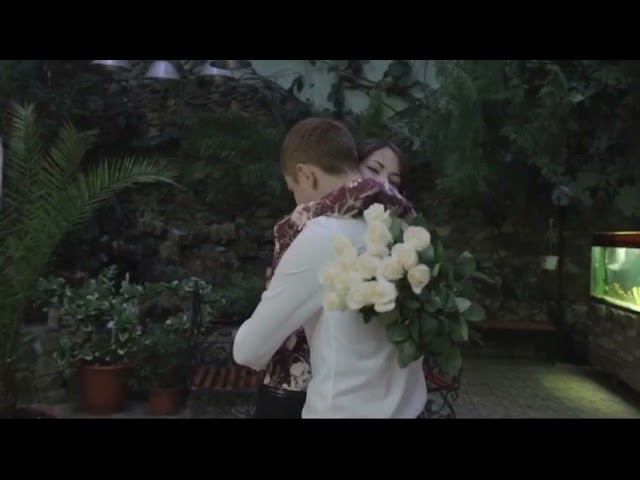 Предложение руки в тропическом саду