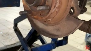 Замена тормозных колодок и дисков задних. Ремонт ручника.