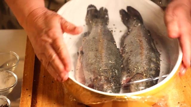 Радужная форель жареная на сковороде с отварным молодым картофелем и стручковой зелёной фасолью!