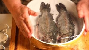 Радужная форель жареная на сковороде с отварным молодым картофелем и стручковой зелёной фасолью!