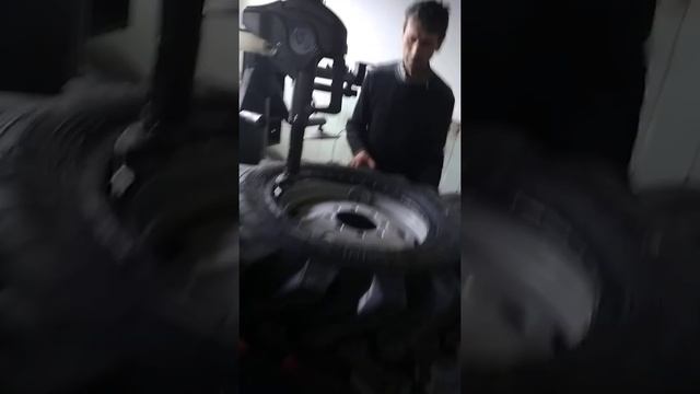 Шиномонтаж. Переднє колесо МТЗ смотреть онлайн
