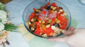 Изумительное, ароматное мясо с замороженными овощами в духовке.