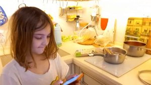 Катя девочка с большими 24 часа варит макароны а4