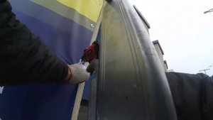 Монтаж литых баннеров на стену через утеплитель из пенопласта | Установка 70 м.кв. литых баннеров