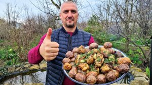 Деревенский ужин из курицы и молодой картошки в казане на костре.