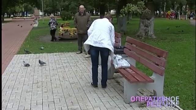 В сквере на проспекте Ленина мужчины сначала распивали «горькую», а затем стали раздеваться смотреть онлайн