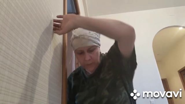 Как подклеить стыки обоев