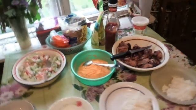 Что Ест Семья из 8 Человек На Даче/ Соне Не нравится, Не Довольная/ Дети Под Дождем/ смотреть онлайн