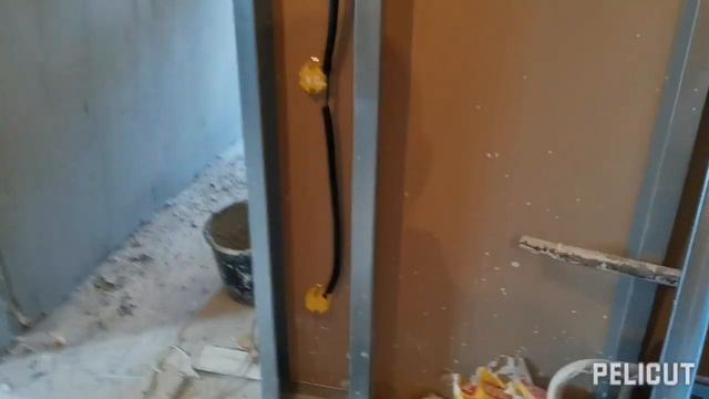 Сделали открытую электропроводку(черновая) в квартире 43 квадратных метра, цена работы - 20000 р.