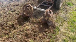 Как быстро вскопать землю. Самодельный минитрактор. Как поднять целину. Самодельный окучник.