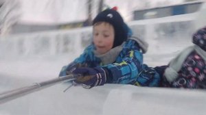 Миша и Алиса катаются на ледяных горках в Каменске