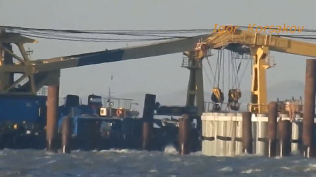 Крымский(май 2018)мост! Фарватер под арками закрыт? Почему? Надвижки Ж/Д моста.Коммент. смотреть онлайн