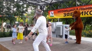 На сцене в сквере Победы выступил певец и музыкант Женя Барс