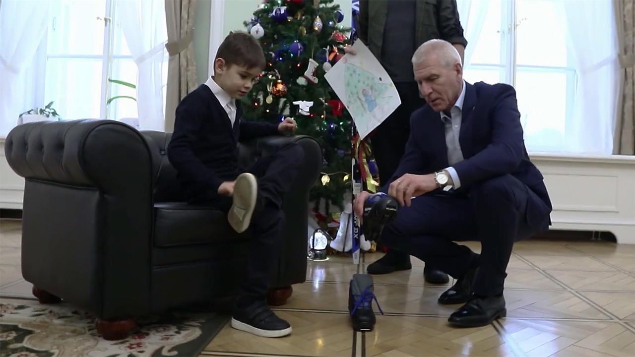 Министры и вице-премьеры исполняют мечты детей в рамках акции "Елка желаний"