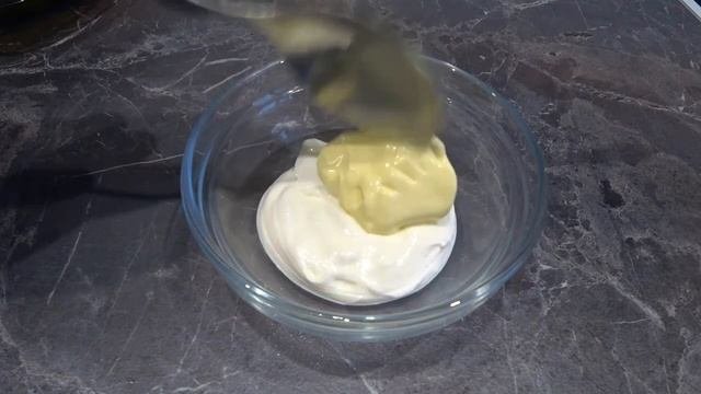 Сэндвич с курицей и овощами .