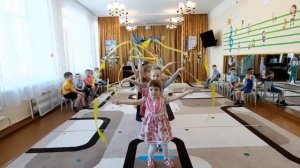 Танец с лентами. Старшая группу. Скачет по полям