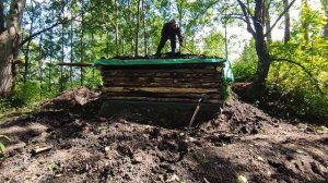 Строим землянку.Засыпаем землёй крышу.Сардельки на костре..mp4