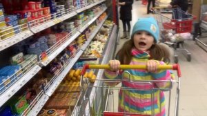 Покупаю продукты на букву М Челлендж Папа покупает всё в магазине для Насти
