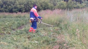 Показываю в работе триммер бензиновый Huter GGT-2900T