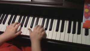 Поздравление с 23 февраля\У гномов фортепиано\ П Цильхер " У гномов" в исполнении Серафимы.