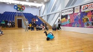 Чемпионат по брейк дансу. Мальчику 10 лет.