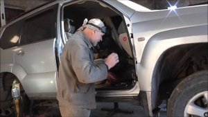 В мастерской Матвиенка. Реставрация дверных навесов на Land Cruiser Prado