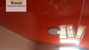 Мансарда с разделительным багетом натяжной потолок красный глянец