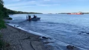 Аэролодка "Бриз-650" преодолевает препятствия из крупных валунов