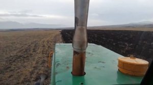 Трактор ХТЗ Т-150 пашет поле