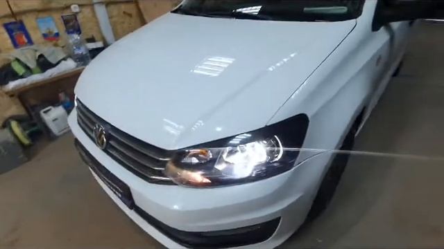 Volkswagen Polo. Классика жанра: Биксеноновые линзы Hella 3R с оригинальными лампами и блоки fast.