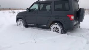 УАЗ патриот в поле на понижайке