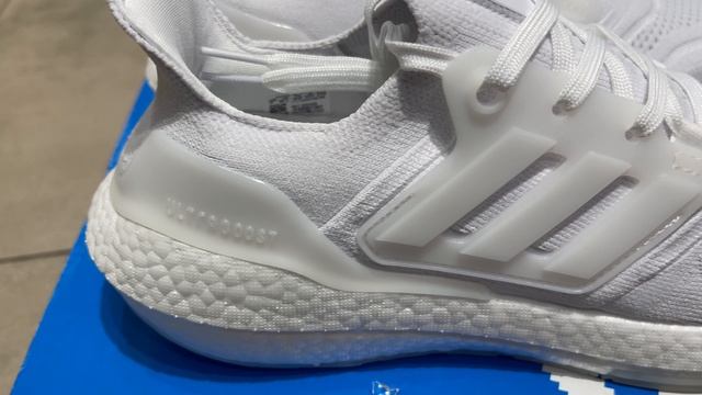 Adidas Ultraboost 22 Triple White GX5459 смотреть онлайн