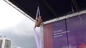 Воздушное выступление на полотнах.