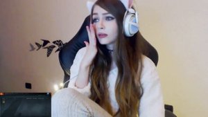 Карина поёт Enjoykin — Ламповая Няша LIVE