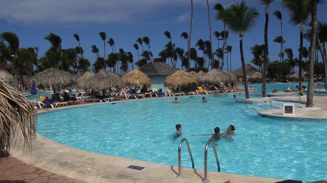 Обеденный раслабон. Люди наслаждаются отдыхом.MVI 7732 смотреть онлайн