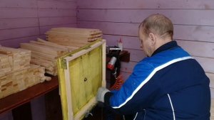 Сборка пчелиных рамок пневмостеплерами.