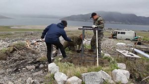 Установка памятника ветерану Ермолаеву, село Урелики Чукотка