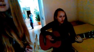 Воины света  Девушка очень красиво спела и ссыграла на гитаре*