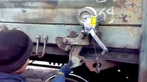 приспособление для поднятия люков полувагона  часть 2